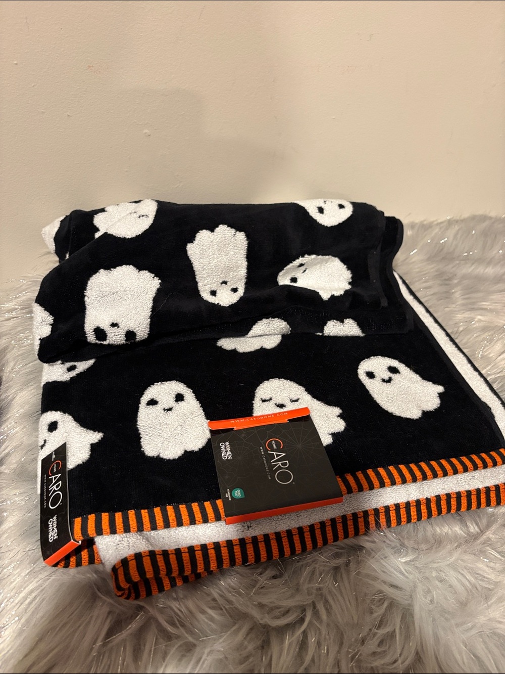 BNWT CARO Black & White Ghost Halloween Towel Set with Orange Stripe Trim - Picture 5 of 5